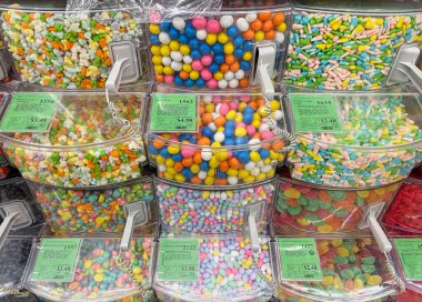 Federal Way WA USA, 24 Mayıs 2025 - Çeşitli şeker tipleriyle dolu renkli ve canlı bir vitrin