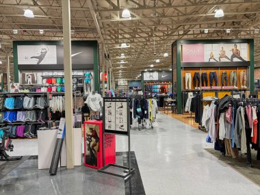 Federal Way WA USA, 27 Mayıs 2025 - Büyük bir süpermarkette her türlü spor için spor malzemesi bulunan çantaları göster