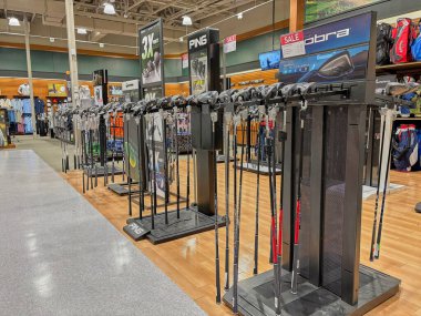 Federal Way WA USA, 27 Mayıs 2025 - Büyük bir süpermarkette her türlü spor için spor malzemesi bulunan çantaları göster