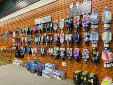 Federal Way WA USA, 27 Mayıs 2025 - Büyük bir süpermarkette her türlü spor için spor malzemesi bulunan çantaları göster