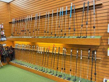 Federal Way WA USA, 27 Mayıs 2025 - Büyük bir süpermarkette her türlü spor için spor malzemesi bulunan çantaları göster