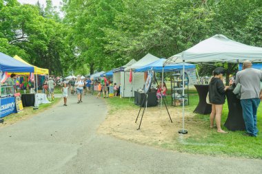 Auburn WA USA, 4 Temmuz 2025 - Auburn Kültür Programları Şehri, etkinlikler çocuklar, fuar, sahne konseri, mobil yiyecekler. Les Gove Park 'ın