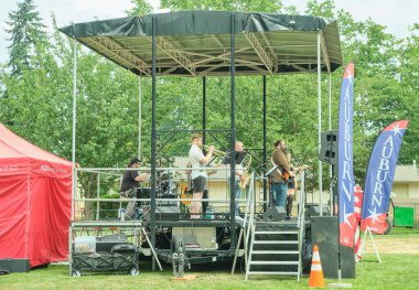 Auburn WA USA, 4 Temmuz 2025 - Auburn Kültür Programları Şehri, etkinlikler çocuklar, fuar, sahne konseri, mobil yiyecekler. Les Gove Park 'ın