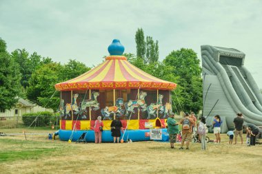 Auburn WA USA, 4 Temmuz 2025 - Auburn Kültür Programları Şehri, etkinlikler çocuklar, fuar, sahne konseri, mobil yiyecekler. Les Gove Park 'ın