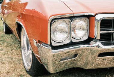 Auburn WA USA, 4 Temmuz 2025 - Klasik bir 4 Temmuz geleneği için klasik ulaşım meraklıları Les Gove Park 'ın antika arabalarına, kamyonlarına ve motosikletlerine hayran kalabilirler