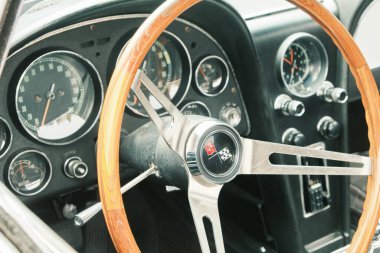 Auburn WA USA, 4 Temmuz 2025 - Klasik bir 4 Temmuz geleneği için klasik ulaşım meraklıları Les Gove Park 'ın antika arabalarına, kamyonlarına ve motosikletlerine hayran kalabilirler