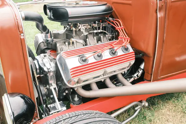 Auburn WA USA, 4 Temmuz 2025 - Klasik bir 4 Temmuz geleneği için klasik ulaşım meraklıları Les Gove Park 'ın antika arabalarına, kamyonlarına ve motosikletlerine hayran kalabilirler