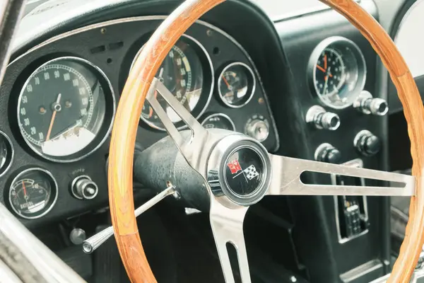 Auburn WA USA, 4 Temmuz 2025 - Klasik bir 4 Temmuz geleneği için klasik ulaşım meraklıları Les Gove Park 'ın antika arabalarına, kamyonlarına ve motosikletlerine hayran kalabilirler