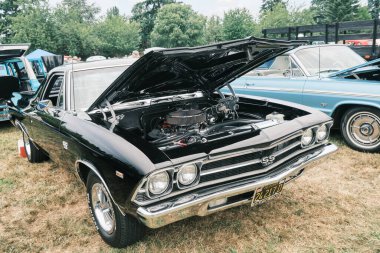 Auburn WA USA, 4 Temmuz 2025 - Klasik bir 4 Temmuz geleneği için klasik ulaşım meraklıları Les Gove Park 'ın antika arabalarına, kamyonlarına ve motosikletlerine hayran kalabilirler