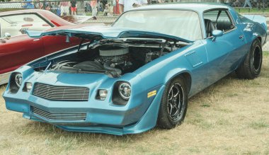 Auburn WA USA, 4 Temmuz 2025 - Klasik bir 4 Temmuz geleneği için klasik ulaşım meraklıları Les Gove Park 'ın antika arabalarına, kamyonlarına ve motosikletlerine hayran kalabilirler