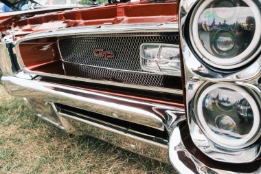 Auburn WA USA, 4 Temmuz 2025 - Klasik bir 4 Temmuz geleneği için klasik ulaşım meraklıları Les Gove Park 'ın antika arabalarına, kamyonlarına ve motosikletlerine hayran kalabilirler