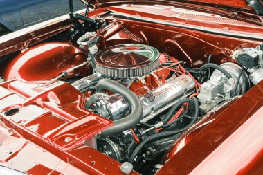 Auburn WA USA, 4 Temmuz 2025 - Klasik bir 4 Temmuz geleneği için klasik ulaşım meraklıları Les Gove Park 'ın antika arabalarına, kamyonlarına ve motosikletlerine hayran kalabilirler