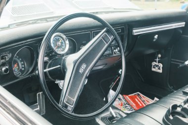 Auburn WA USA, 4 Temmuz 2025 - Klasik bir 4 Temmuz geleneği için klasik ulaşım meraklıları Les Gove Park 'ın antika arabalarına, kamyonlarına ve motosikletlerine hayran kalabilirler