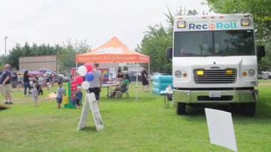 Auburn WA USA, 4 Temmuz 2025 - Auburn Kültür Programları Şehri, etkinlikler çocuklar, fuar, sahne konseri, mobil yiyecekler. Les Gove Park 'ın