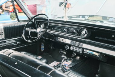 Auburn WA USA, 4 Temmuz 2025 - Klasik bir 4 Temmuz geleneği için klasik ulaşım meraklıları Les Gove Park 'ın antika arabalarına, kamyonlarına ve motosikletlerine hayran kalabilirler