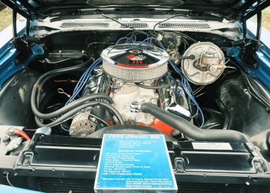 Auburn WA USA, 4 Temmuz 2025 - Klasik bir 4 Temmuz geleneği için klasik ulaşım meraklıları Les Gove Park 'ın antika arabalarına, kamyonlarına ve motosikletlerine hayran kalabilirler