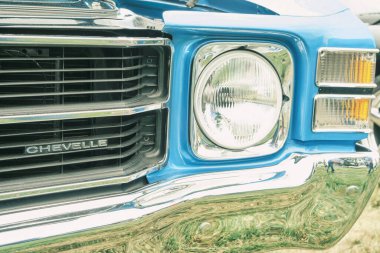 Auburn WA USA, 4 Temmuz 2025 - Klasik bir 4 Temmuz geleneği için klasik ulaşım meraklıları Les Gove Park 'ın antika arabalarına, kamyonlarına ve motosikletlerine hayran kalabilirler