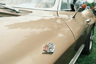 Auburn WA USA, 4 Temmuz 2025 - Klasik bir 4 Temmuz geleneği için klasik ulaşım meraklıları Les Gove Park 'ın antika arabalarına, kamyonlarına ve motosikletlerine hayran kalabilirler