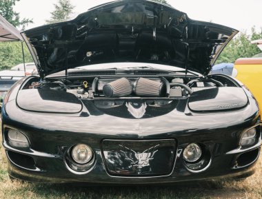 Auburn WA USA, 4 Temmuz 2025 - Klasik bir 4 Temmuz geleneği için klasik ulaşım meraklıları Les Gove Park 'ın antika arabalarına, kamyonlarına ve motosikletlerine hayran kalabilirler