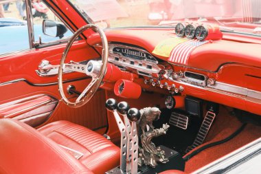 Auburn WA USA, 4 Temmuz 2025 - Klasik bir 4 Temmuz geleneği için klasik ulaşım meraklıları Les Gove Park 'ın antika arabalarına, kamyonlarına ve motosikletlerine hayran kalabilirler