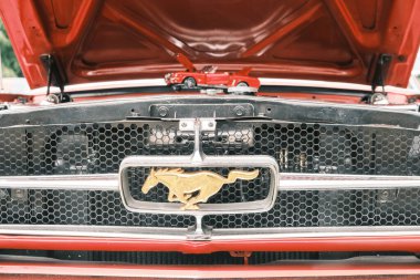 Auburn WA USA, 4 Temmuz 2025 - Klasik bir 4 Temmuz geleneği için klasik ulaşım meraklıları Les Gove Park 'ın antika arabalarına, kamyonlarına ve motosikletlerine hayran kalabilirler