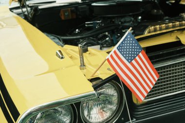 Auburn WA USA, 4 Temmuz 2025 - Klasik bir 4 Temmuz geleneği için klasik ulaşım meraklıları Les Gove Park 'ın antika arabalarına, kamyonlarına ve motosikletlerine hayran kalabilirler