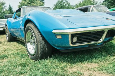 Auburn WA USA, 4 Temmuz 2025 - Klasik bir 4 Temmuz geleneği için klasik ulaşım meraklıları Les Gove Park 'ın antika arabalarına, kamyonlarına ve motosikletlerine hayran kalabilirler