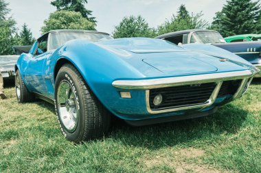 Auburn WA USA, 4 Temmuz 2025 - Klasik bir 4 Temmuz geleneği için klasik ulaşım meraklıları Les Gove Park 'ın antika arabalarına, kamyonlarına ve motosikletlerine hayran kalabilirler