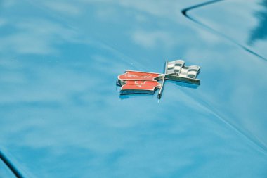 Auburn WA USA, 4 Temmuz 2025 - Klasik bir 4 Temmuz geleneği için klasik ulaşım meraklıları Les Gove Park 'ın antika arabalarına, kamyonlarına ve motosikletlerine hayran kalabilirler