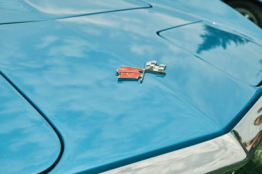 Auburn WA USA, 4 Temmuz 2025 - Klasik bir 4 Temmuz geleneği için klasik ulaşım meraklıları Les Gove Park 'ın antika arabalarına, kamyonlarına ve motosikletlerine hayran kalabilirler