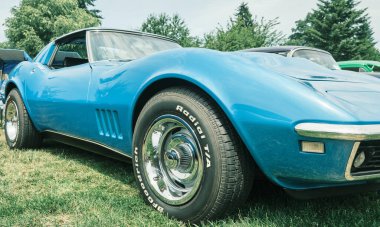 Auburn WA USA, 4 Temmuz 2025 - Klasik bir 4 Temmuz geleneği için klasik ulaşım meraklıları Les Gove Park 'ın antika arabalarına, kamyonlarına ve motosikletlerine hayran kalabilirler