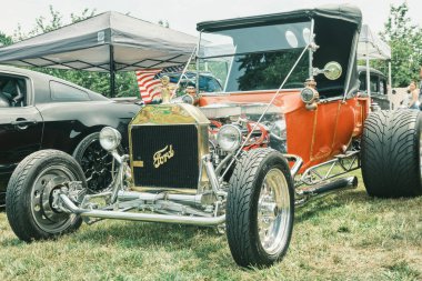 Auburn WA USA, 4 Temmuz 2025 - Klasik bir 4 Temmuz geleneği için klasik ulaşım meraklıları Les Gove Park 'ın antika arabalarına, kamyonlarına ve motosikletlerine hayran kalabilirler