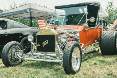 Auburn WA USA, 4 Temmuz 2025 - Klasik bir 4 Temmuz geleneği için klasik ulaşım meraklıları Les Gove Park 'ın antika arabalarına, kamyonlarına ve motosikletlerine hayran kalabilirler