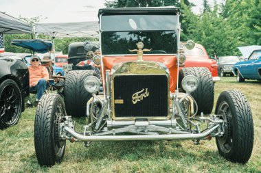 Auburn WA USA, 4 Temmuz 2025 - Klasik bir 4 Temmuz geleneği için klasik ulaşım meraklıları Les Gove Park 'ın antika arabalarına, kamyonlarına ve motosikletlerine hayran kalabilirler