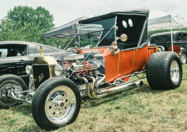 Auburn WA USA, 4 Temmuz 2025 - Klasik bir 4 Temmuz geleneği için klasik ulaşım meraklıları Les Gove Park 'ın antika arabalarına, kamyonlarına ve motosikletlerine hayran kalabilirler