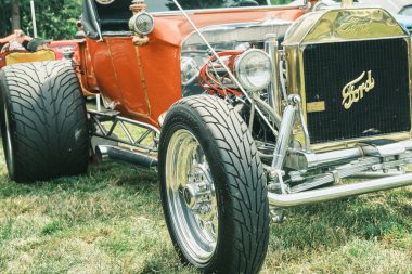 Auburn WA USA, 4 Temmuz 2025 - Klasik bir 4 Temmuz geleneği için klasik ulaşım meraklıları Les Gove Park 'ın antika arabalarına, kamyonlarına ve motosikletlerine hayran kalabilirler