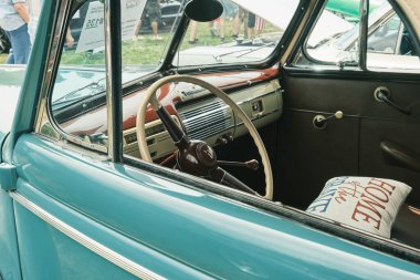 Auburn WA USA, 4 Temmuz 2025 - Klasik bir 4 Temmuz geleneği için klasik ulaşım meraklıları Les Gove Park 'ın antika arabalarına, kamyonlarına ve motosikletlerine hayran kalabilirler