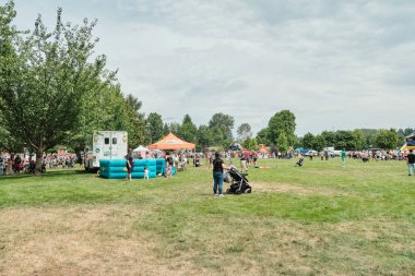 Auburn WA USA, 4 Temmuz 2025 - Auburn Kültür Programları Şehri, etkinlikler çocuklar, fuar, sahne konseri, mobil yiyecekler. Les Gove Park 'ın