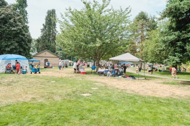 Auburn WA USA, 4 Temmuz 2025 - Auburn Kültür Programları Şehri, etkinlikler çocuklar, fuar, sahne konseri, mobil yiyecekler. Les Gove Park 'ın