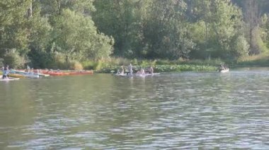 Auburn WA USA, 4 Temmuz 2025 - İnsanlar bir hafta sonu Washington State, ABD 'de bir gölde kayık ve kürek çekiyorlar