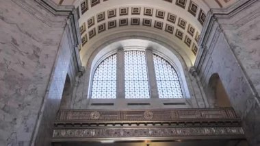 Olympia WA USA, 19 Temmuz 2025 - Olympia, Washington, ABD 'deki Capitol binasının içinde lekeli cam pencereler