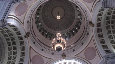 Olympia WA USA, 19 Temmuz 2025 - Olympia, Washington, ABD 'deki Capitol binasında avize ile tavan