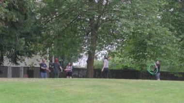 Auburn WA USA, 4 Temmuz 2025 - Parktaki insanlar Auburn, Washington, ABD 'de çeşitli fiziksel faaliyetlerde bulundular