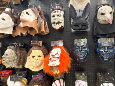 Woodinville, WA USA, 4 Ağustos 2025 - Cadılar Bayramı eşyaları, maskeler, kostümler, iskeletler, figürler, şapkalar, kafatasları, kemikler, mezar taşları olan vitrinler. Cadılar Bayramı konsepti. Dikey fotoğraf