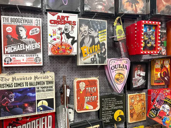 Woodinville, WA USA, 4 Ağustos 2025 - Cadılar Bayramı eşyaları, maskeler, kostümler, iskeletler, figürler, şapkalar, kafatasları, kemikler, mezar taşları olan vitrinler. Cadılar Bayramı konsepti. Dikey fotoğraf