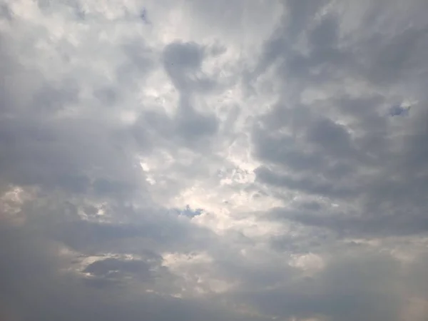 Güneş, kırık gri bulutların arkasında saklanır.