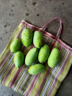 Doğal ışık sepetinde çiğ mango meyvesi..