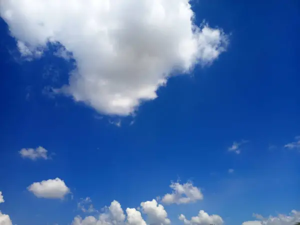 Küçük bulutlu mavi gökyüzü arkaplanı. Bulutlar. Doğa bileşimi.
