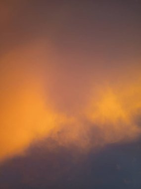 Gün batımında bulutlu dramatik bir gökyüzü. Soyut doğal arkaplan.