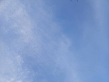 Doğal arkaplan olarak beyaz bulutlu mavi gökyüzü arkaplanı.